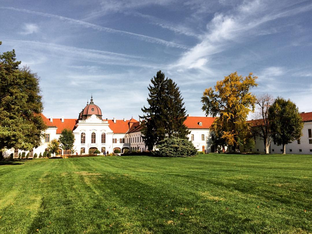 ?
#koszonom #feldobox #godolloikastely #gödöllő #kastely #kastelypark #palace #sissi #beautiful #park #magic #weekend #sunny #great #autumn #nature #like4like #hungariancity #hungary #ig_countryside #mik #ikozosseg #qualitytime #photography #iphonephoto #culture #building #old