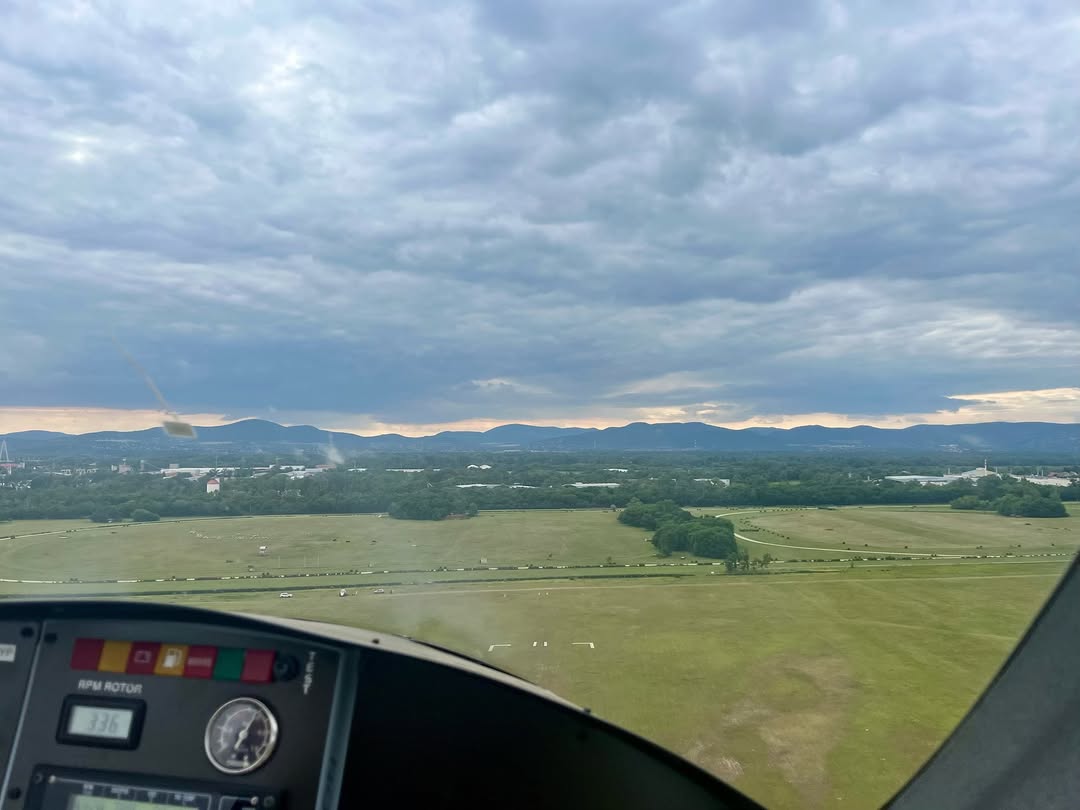 Flying high above Dunakeszi & Békásmegyer 🚁😎

#flying #flyhigh #repülés #dunakeszi #dunakeszireptér #memorable_day #feldobox
