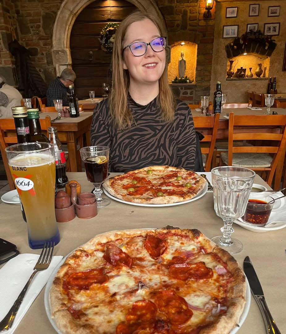 egy nagy falat Olaszország 👌🍕
köszönöm, @barnabas.bano ❤️

#feldobox #koszonom
#budapest #budapestgram #pizza #italianrestaurant #pizzalover #pizzatime #lovemylife #dayoff
